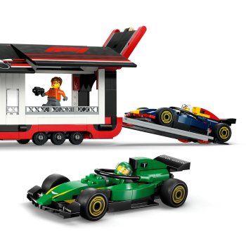 Camion F1 cu masinile F1 RB20 si AMR24