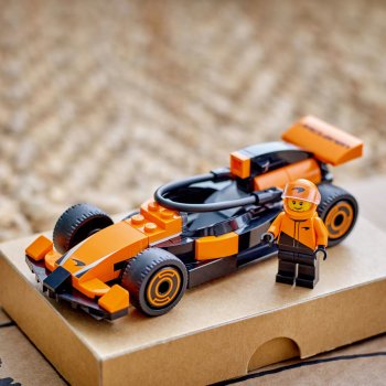 Pilot F1 cu masina de curse McLaren