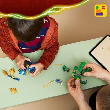 Robotul dragon al lui Jay în luptă
