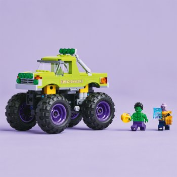 Hulk în vehicul de teren contra lui Thanos