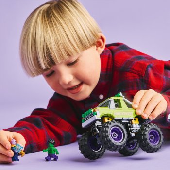 Hulk în vehicul de teren contra lui Thanos