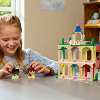 Miniprințesele Belle și Tiana la castel