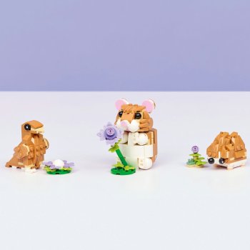 Hamster adorabil cu o floare