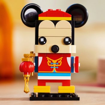 Mickey Mouse costumat in Festivalul Primaverii