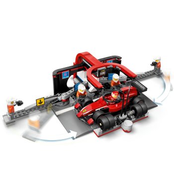Boxa si mecanici F1 cu masina Ferrari