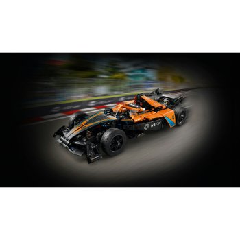 Masina de cursa NEOM McLaren Formula E 