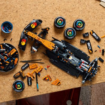 Mașina F1 McLaren MCL39