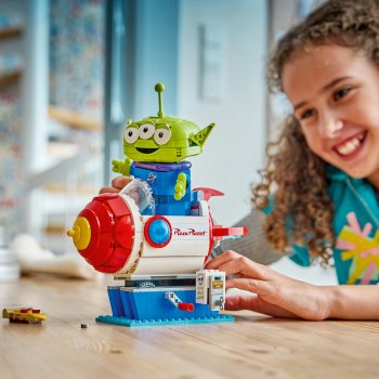 Extraterestru cu racheta Pizza Planet