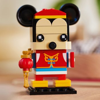 Mickey Mouse costumat in Festivalul Primaverii