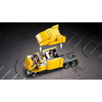 Camion galben de livrare 