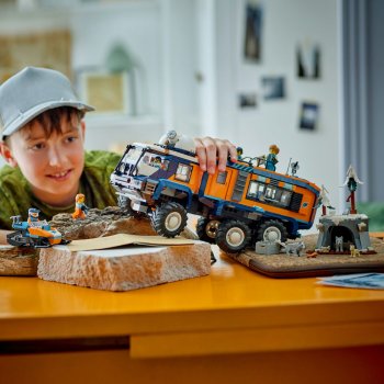 Camionul laborator stiintific al exploratorilor arctici