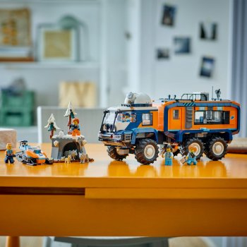 Camionul laborator stiintific al exploratorilor arctici