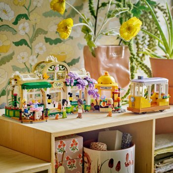 Cafenea cu multe plante si florarie