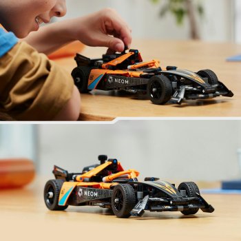 Masina de cursa NEOM McLaren Formula E 