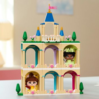 Miniprințesele Belle și Tiana la castel