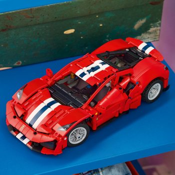 Mașina Ferrari 488 PISTA