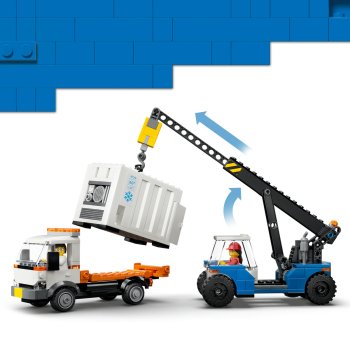 Marfar portuar cu macara și camion
