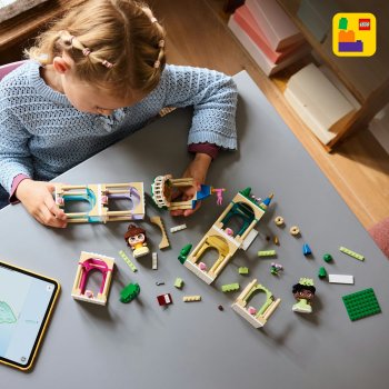 Miniprințesele Belle și Tiana la castel