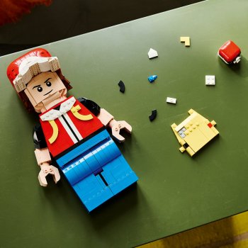 Minifigurină Red în format mare