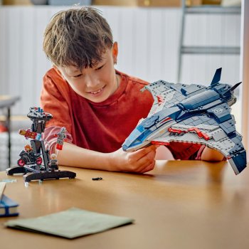 Quinjet din Razbunatorii: Sub semnul lui Ultron
