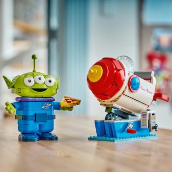 Extraterestru cu racheta Pizza Planet