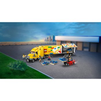Camion galben de livrare 