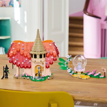 Glinda si Elphaba viziteaza Munchkinland