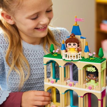 Miniprințesele Belle și Tiana la castel